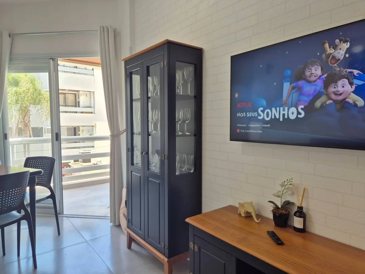 Detalhes da decoração moderna da sala de TV do apartamento