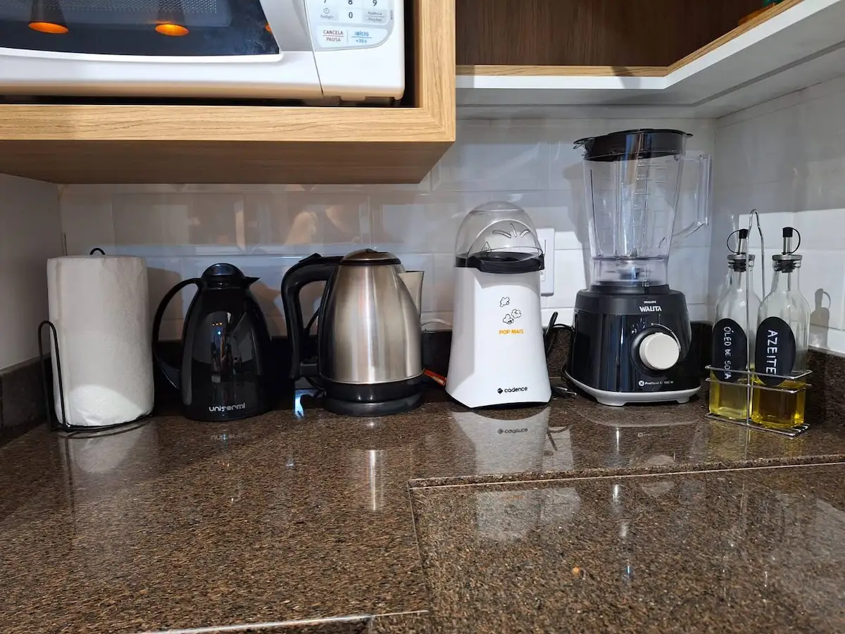 Detalhes dos utensílios e eletros disponíveis na cozinha do apartamento
