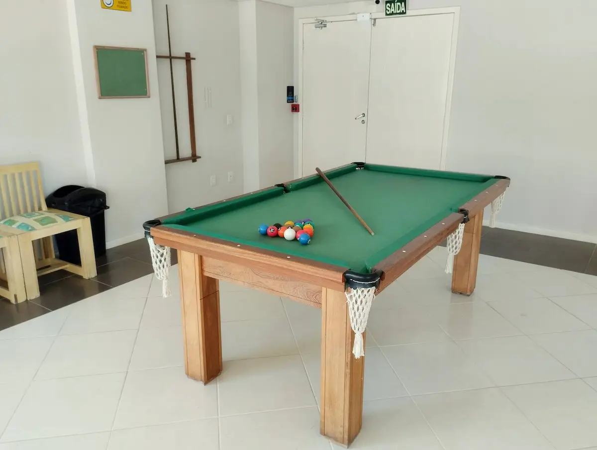 Área de lazer comum com sala de jogos completa no condomínio