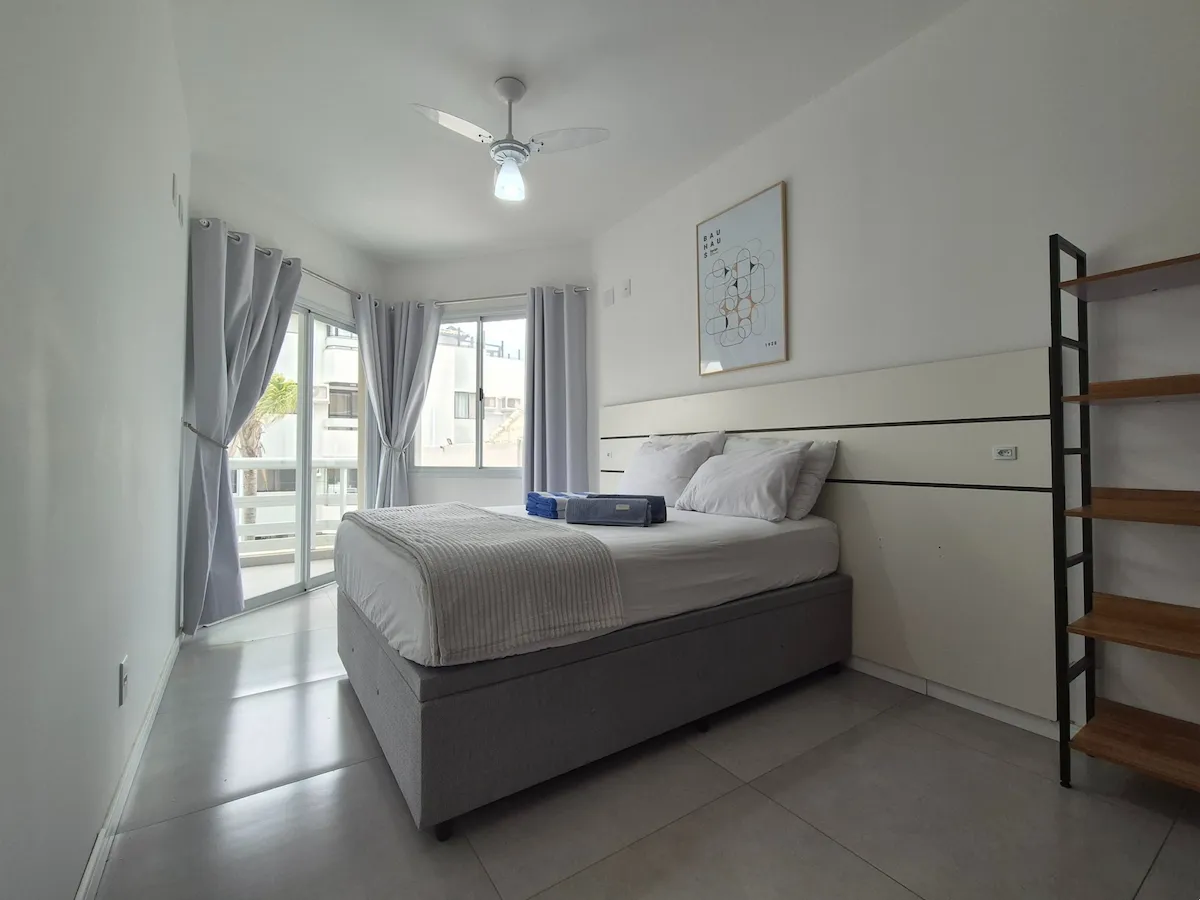 Quarto de casal aconchegante com decoração contemporânea e iluminação planejada